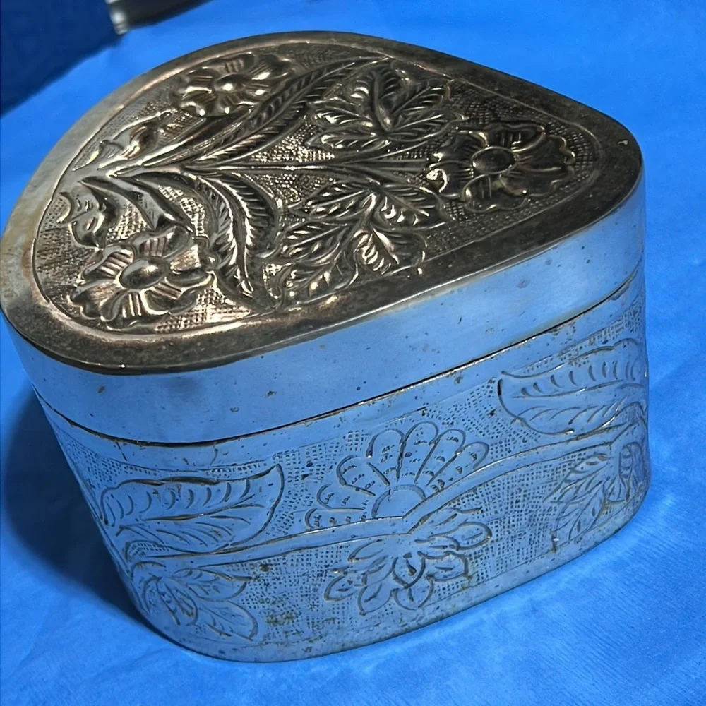 Vintage embossed flower large trinket/vanity box